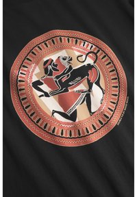 Melna auduma T-krekls ar apaļu grafiku, kas iedegta Grieķijas iedvesmotiem mākslas darbiem sarkanā, zelta un bēšā krāsā, attēlojot figūru un dzīvnieku.