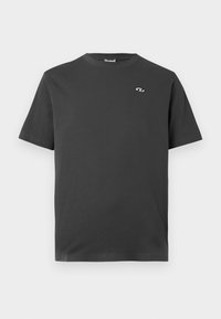 T-shirt à manches courtes gris foncé en coton. Présente un col rond et un petit logo blanc sur la partie gauche de la poitrine.
