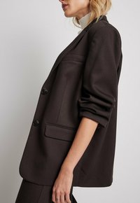 NA-KD OVERSIIZE - Lühike jakk - brown
