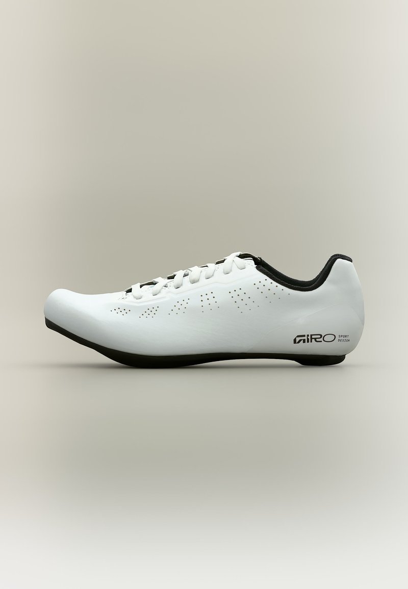 Chaussure de cyclisme blanche à profil bas avec doublure intérieure noire, ventilation latérale perforée, lacets et semelle noire marquée "Giro Sport Design."