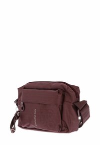 Sac à bandoulière en tissu rouge à surface texturée, doté de plusieurs compartiments, fermetures éclair et d'une sangle ajustable.