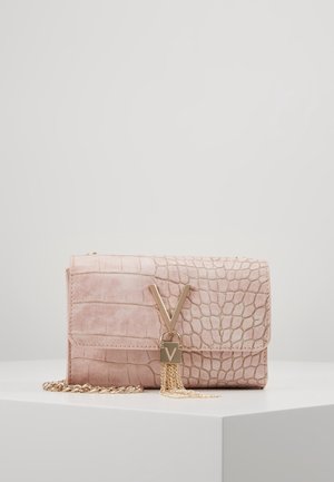 Sac à main en cuir synthétique rose avec texture crocodile, accessoires dorés, bandoulière en chaîne et accent décoratif en forme de V avec des franges.