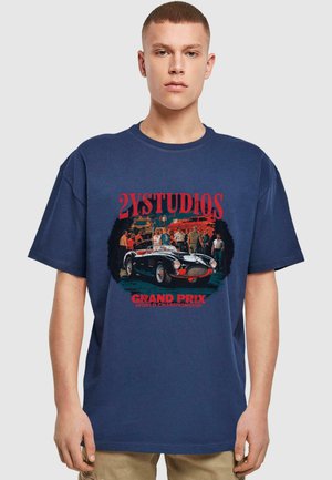 Navy blue cotton T-shirt featuring a graphic print of a vintage car with characters, and the text “2YSTUDIOS GRAND PRIX WORLD CHAMPIONSHIP.”