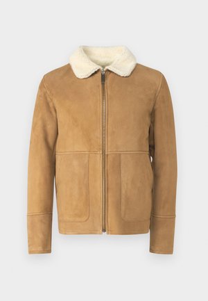 Kreemjas nubukus jope kunstsiidisoojenduse kraega, tõmbluku ees ja kahe eesmine taskuga. Sile tekstuur, kohandatud lõige, minimaalsed õmblusdetailid.