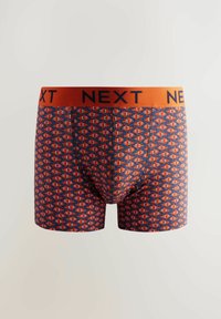 Boxershorts mit einem blauen und roten geometrischen Muster, elastischem orangen Bund mit "NEXT"-Branding, aus Baumwollmaterial und einer figurbetonten Passform.