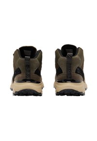 Bruine en groene wandelschoenen met een bovenwerk van suede en textiel, een gevoerde kraag en een duurzame rubberen buitenzool. Beschikt over een patroon op de trekhaak voor eenvoudig aan- en uittrekken.