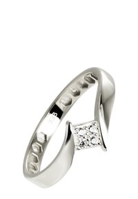 Bague en argent présentant un design lisse et courbé avec un anneau texturé et un groupe central de petites pierres étincelantes.