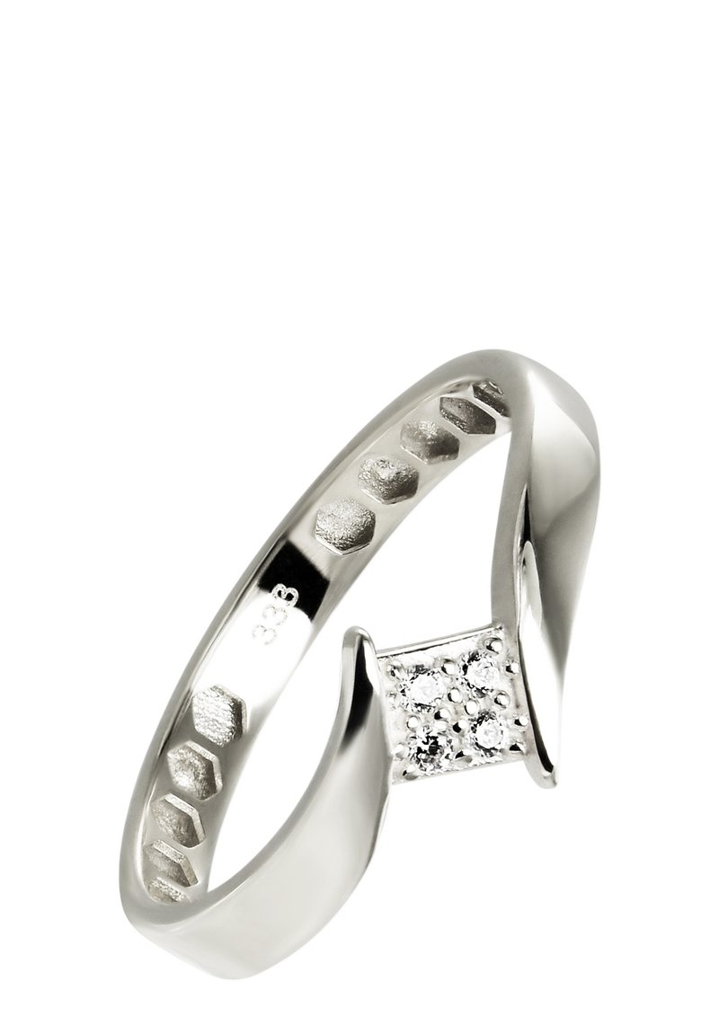 Bague en argent présentant un design lisse et courbé avec un anneau texturé et un groupe central de petites pierres étincelantes.