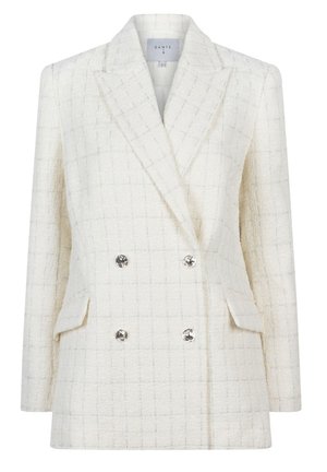 Cremefarbener Tweed-Blazer mit strukturiertem Finish, ausgestattet mit einem doppelt geknöpften Design, silbernen Knöpfen und einem karierten Muster.