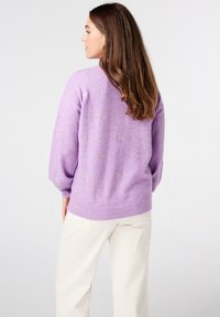 Lila gebreide trui met ballonmouwen, voorzien van kleine gouden hartpatronen, geribde manchetten en onderkant, en een ontspannen pasvorm.