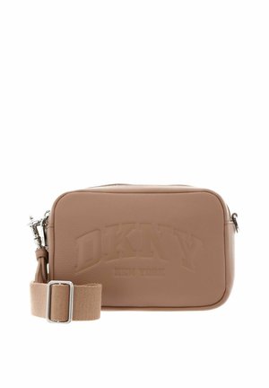 Sac bandoulière rectangulaire DKNY couleur sable avec une sangle en tissu ajustable et des fermoirs métalliques argentés ainsi que des détails zippés.