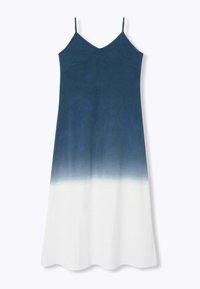 Robe sans manches avec un design en V, présentant un dégradé du bleu foncé au blanc, réalisée en tissu doux, de forme fluide et texture lisse.