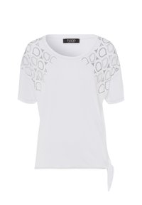 Witte t-shirt met een ronde halslijn, korte mouwen en een zijstrikdetail; gestructureerd patroon op de schouders in een lichte zilveren tint.