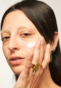 SKIN by Revolution REVOLUTION SKINCARE NIACINAMIDE SPF 30 MOISTURISER - Dagkrem