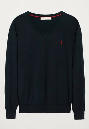 Maglione blu navy con scollo a V in un morbido tessuto a maglia. Caratterizzato da polsini e orlo a costine, con un piccolo logo rosso ricamato sul petto.