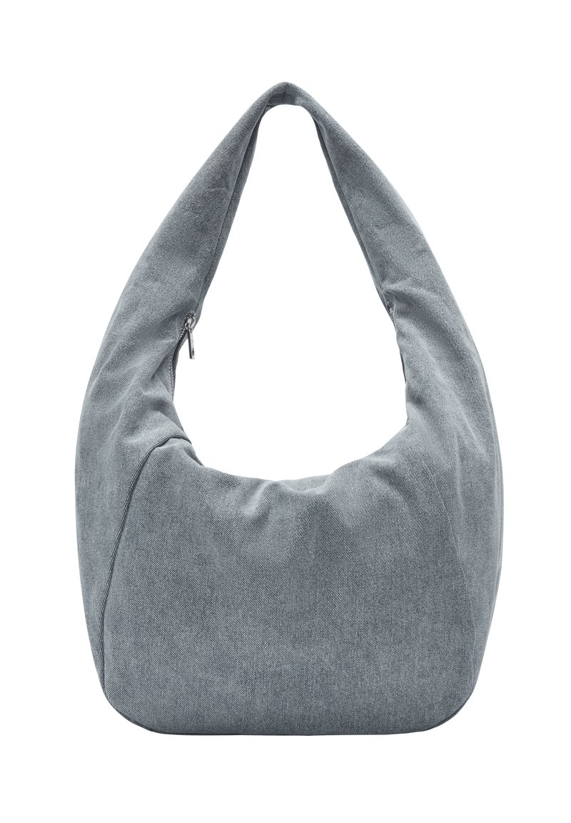 Szara materiałowa torba na ramię o luźnej sylwetce, z zaokrąglonym uchwytem u góry i zamknięciem na zamek. Miękka tekstura z minimalną ilością szwów.