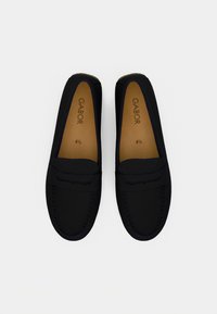 Μαύρα μοκασίνια από μαλακό υλικό, με σχεδιασμό slip-on, ραφές και διακριτικές μπλε λεπτομέρειες στην άκρη. Μέγεθος 4,5.