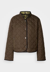 Veste matelassée marron avec des finitions noires, dotée d'un col haut, de boutons-pression et de deux poches latérales zippées. L'intérieur présente une doublure à motif.