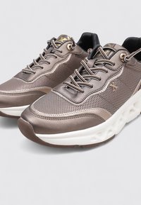 Zapatillas deportivas con parte superior de malla bronce, detalles en cuero liso, entresuela blanca gruesa y cordones grises. Presentan detalles de herrajes en tono dorado.