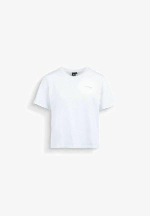 Maglietta bianca a maniche corte con scollo rotondo e un piccolo logo discreto sul lato sinistro del petto, mostrata su uno sfondo bianco uniforme.