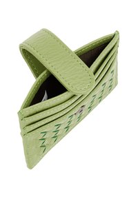 Groene leren portemonnee met een gestructureerde afwerking, magnetische drukknoopsluiting en meerdere kaartsleuven. Kenmerkt zich door groene stiksels en een compact ontwerp.
