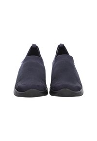 Een paar donkerblauwe instapschoenen in casual stijl met een bovenwerk van gebreide stof en een zwarte zool, gezien van voren tegen een witte achtergrond.