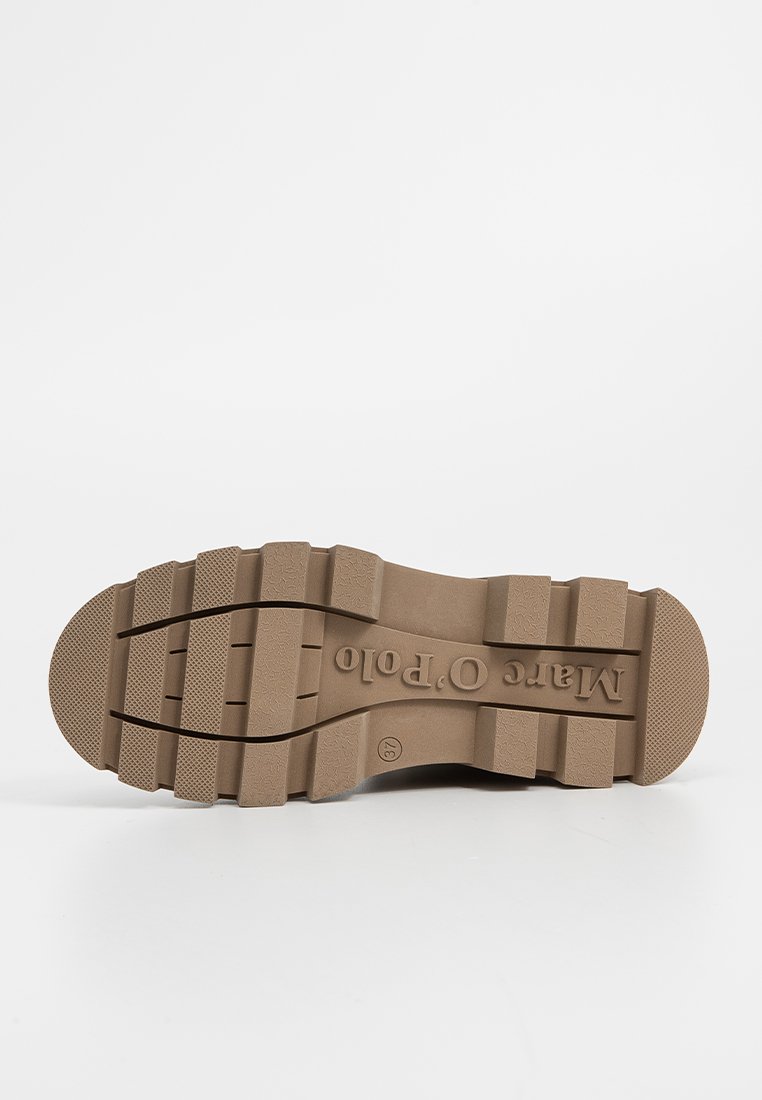 Braune Gummisohle mit dicken, strukturierten Profilen und einem erhabenen Logo. Verfügt über eine gemusterte Griffläche und einen breiten Zehenbereich für Stabilität.