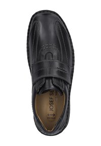 Zwarte leren schoen met een brede design, gestikte accenten en een klittenbandsluiting. Het interieur toont een textuur inlegzool met de merknaam.