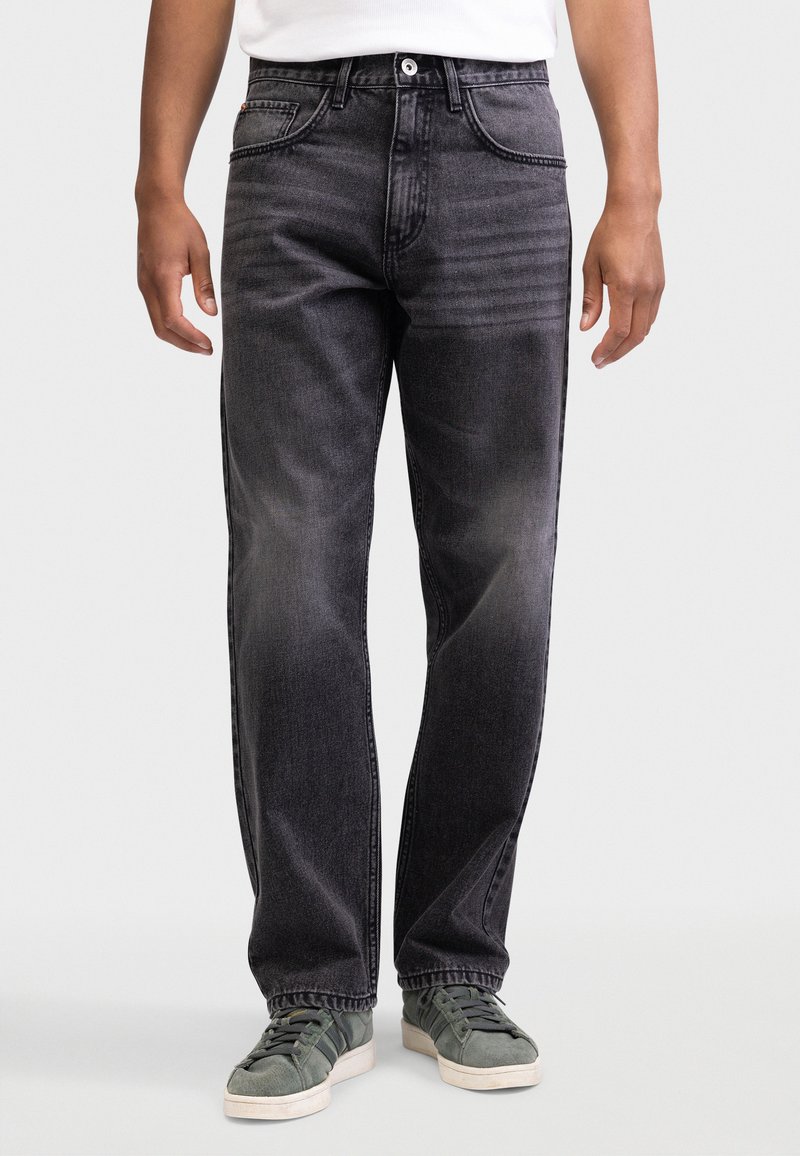 Μαύρο τζιν παντελόνι με ευθεία γραμμή, με ξεθωριασμένο πλύσιμο, πέντε τσέπες και κουμπί στο ύψος της μέσης.