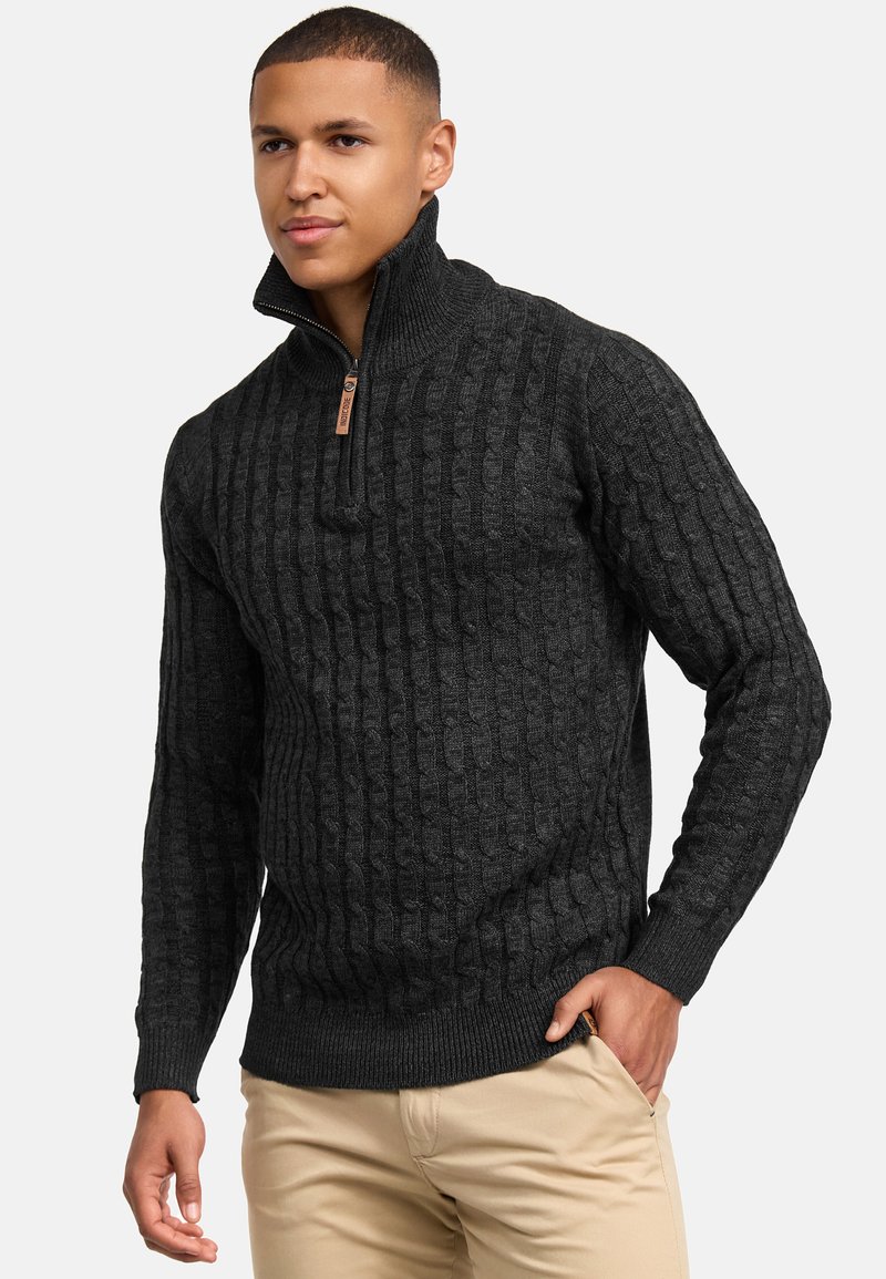 Dunkelgrauer Pullover mit strukturiertem Zopfmuster, hohem Kragen und Viertelreißverschluss. Gerippte Bündchen und Saum.