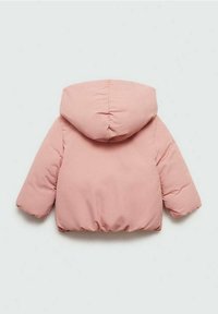 Nafouknutá růžová bunda s kapucí, s elastickými manžetami a řaseným lemem. Hladká tkanina bez viditelných vzorů nebo detailů kování.