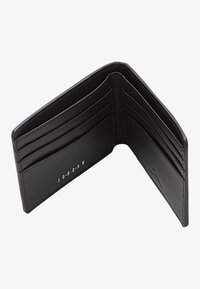 Portafoglio in pelle nera con più slot per carte, una texture liscia e il marchio "JORDAN" impresso. Design compatto a due ante.