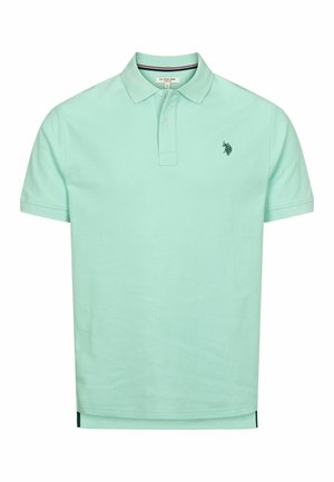 Ein leicht mintgrünes Polohemd aus Baumwolle. Es hat einen klassischen Kragen, zwei Knöpfe und ein kleines Logo auf der linken Brust. Kurze Ärmel.