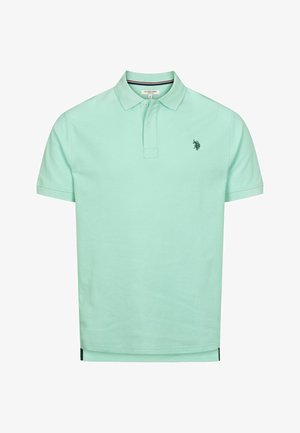 Lys mintgrøn polo T-shirt lavet af bomuld. Har en klassisk krave, to knapper og et lille logo på venstre bryst. Korte ærmer.