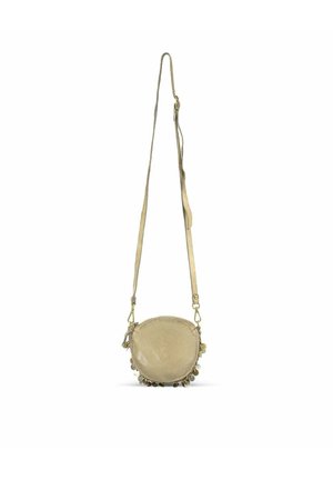 Sac bandoulière rond en cuir beige avec sangle réglable et petits charms décoratifs en métal le long du bord inférieur.