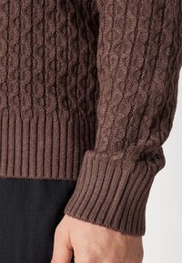 Jack & Jones JORCOSY CABLE VNECK - Jumper - chocolate brown