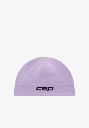 Cappellino viola aderente realizzato in tessuto morbido e leggero. Presenta un logo nero "CEP" sulla parte anteriore, con una texture liscia e cuciture.