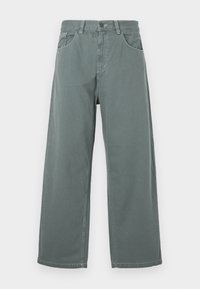 Pantaloni largi din bumbac verde desaturat, având un tiv clasic, bucle pentru curea, buzunare frontale și detalii de cusătură contrastante.