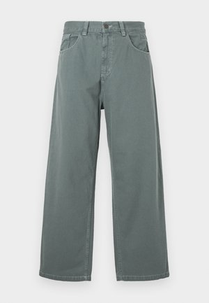 Weite Hosen aus muted grünem Baumwollstoff mit einem klassischen Bund, Gürtelschlaufen, vorderen Taschen und kontrastierenden Nähdetails.