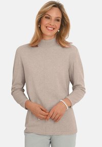 Beige Strickpullover mit Stehkragen, langen Ärmeln und geradem Schnitt. Er zeichnet sich durch eine glatte Textur und dezente Details an der Vorderseite aus.