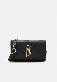 Sort quiltet skinnclutch med gullfarget kjedestropp og gullfargede dekorative initialer på frontklaffen.