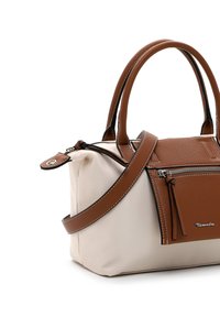 Sac à main beige et crème en cuir et tissu, avec deux poignées, une bandoulière amovible, une fermeture éclair et une poche zippée à l'avant.
