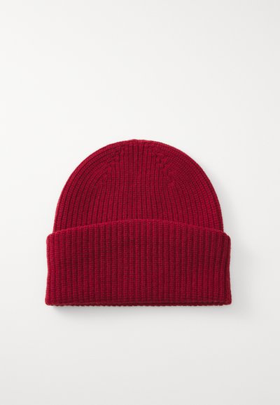 Punane kootud beanie ribakonstruktsiooniga, millel on kokku keeratud äär ja ümmargune pealispind. Valmistatud pehmest ja soojast materjalist.