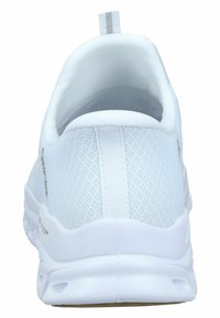 Λευκό αθλητικό παπούτσι με υφή από διχτυωτό ύφασμα, μαλακό κολάρο και θηλιά στην φτέρνα για εύκολη φορεσιά. Σχεδίαση ευέλικτης σόλας.