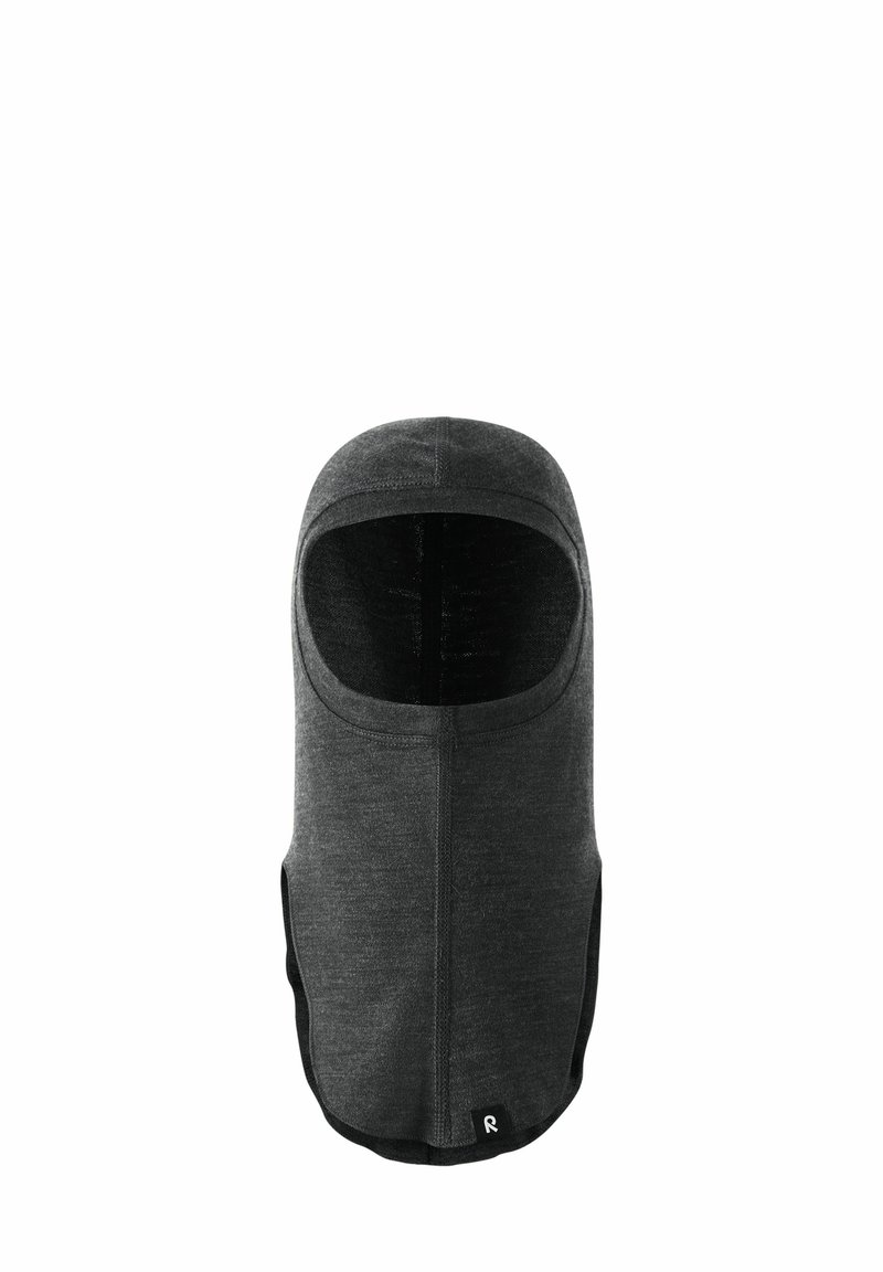 Czarna, ciemnoszara maska balaclava wykonana z elastycznego materiału, wyróżniająca się dopasowanym krojem, gładką fakturą oraz detalem logo na dolnej krawędzi.