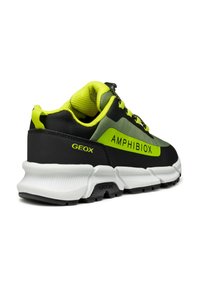 Scarpe da atletica nere e verdi in materiale mesh e sintetico, dotate di collo imbottito, suola testurizzata e marchio "AMHIBIOX".