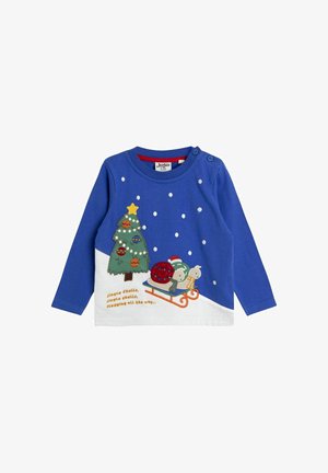 Blaue und weiße Langarmbluse für Kinder mit einem Weihnachtsbaum, drei Tieren auf einem Schlitten und fallenden Schneeflocken.