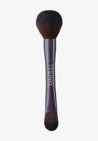 Dubbeländad makeupborste med lila handtag. Den ena sidan har ett tätt, rundat borsthuvud, medan den andra har en avsmalnande platt borste för precision.