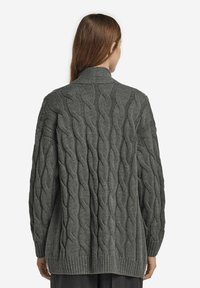 Mörkgrå kabelstickad cardigan med ett strukturerat mönster, hög krage samt ribbade ärmslut och nederkant för extra detaljer.