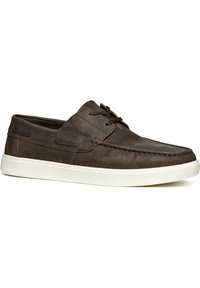 Zapatos de cuero marrón con una textura suave, puntera redonda, diseño de cordones y suela de goma blanca; cuenta con costuras en contraste y acentos laterales.